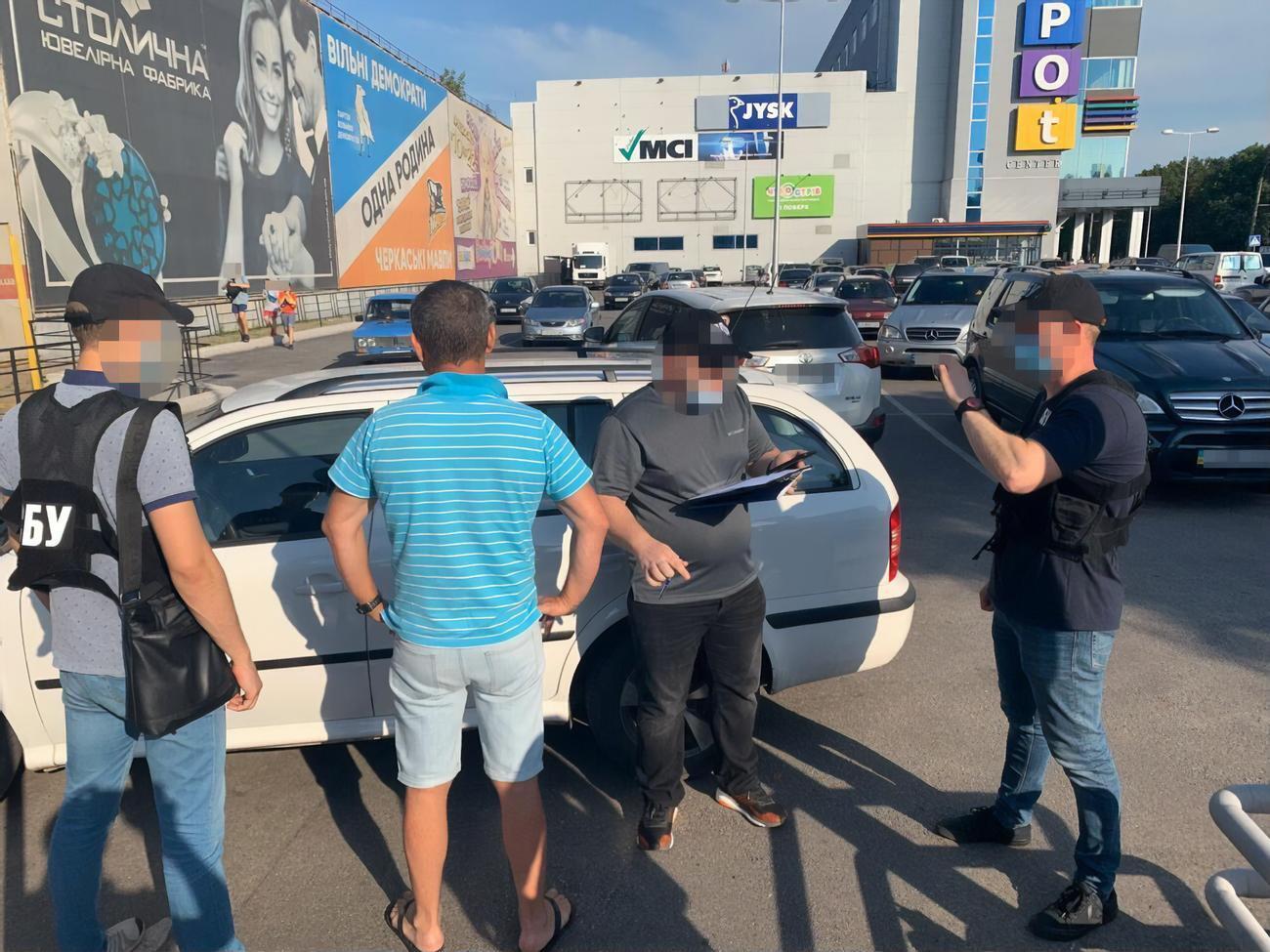 Бывшего оперативника задержали во время получения&nbsp;$2 тыс.