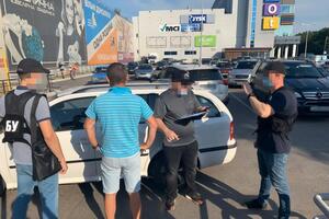 Бывшего оперативника задержали во время получения $2 тыс.