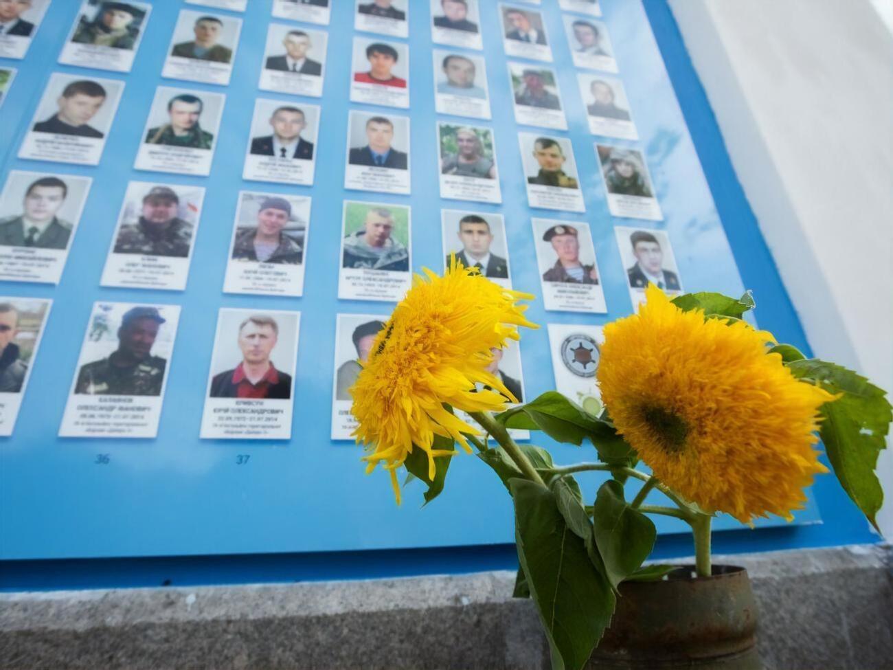 29 серпня в Україні вшановують пам'ять захисників, які загинули на Донбасі
