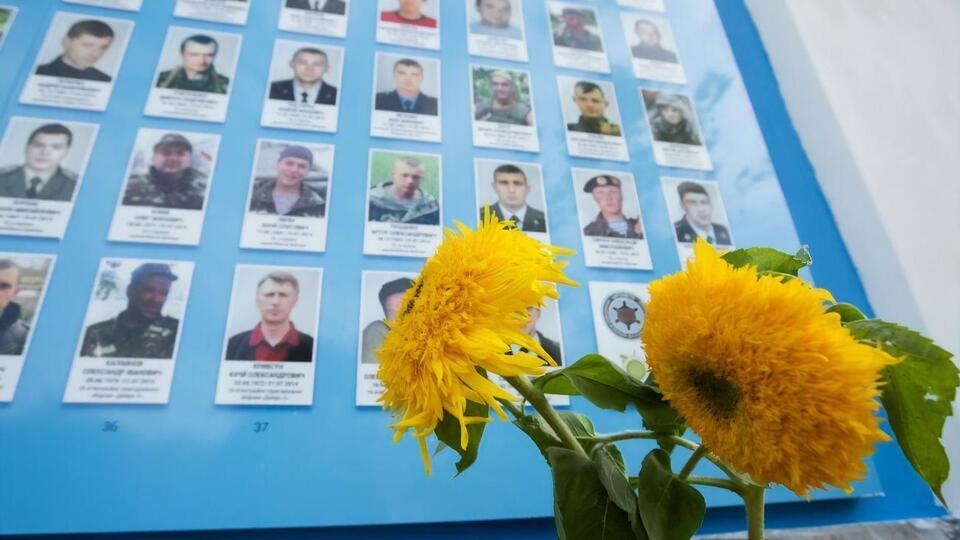 29 серпня в Україні вшановують пам'ять захисників, які загинули на Донбасі
