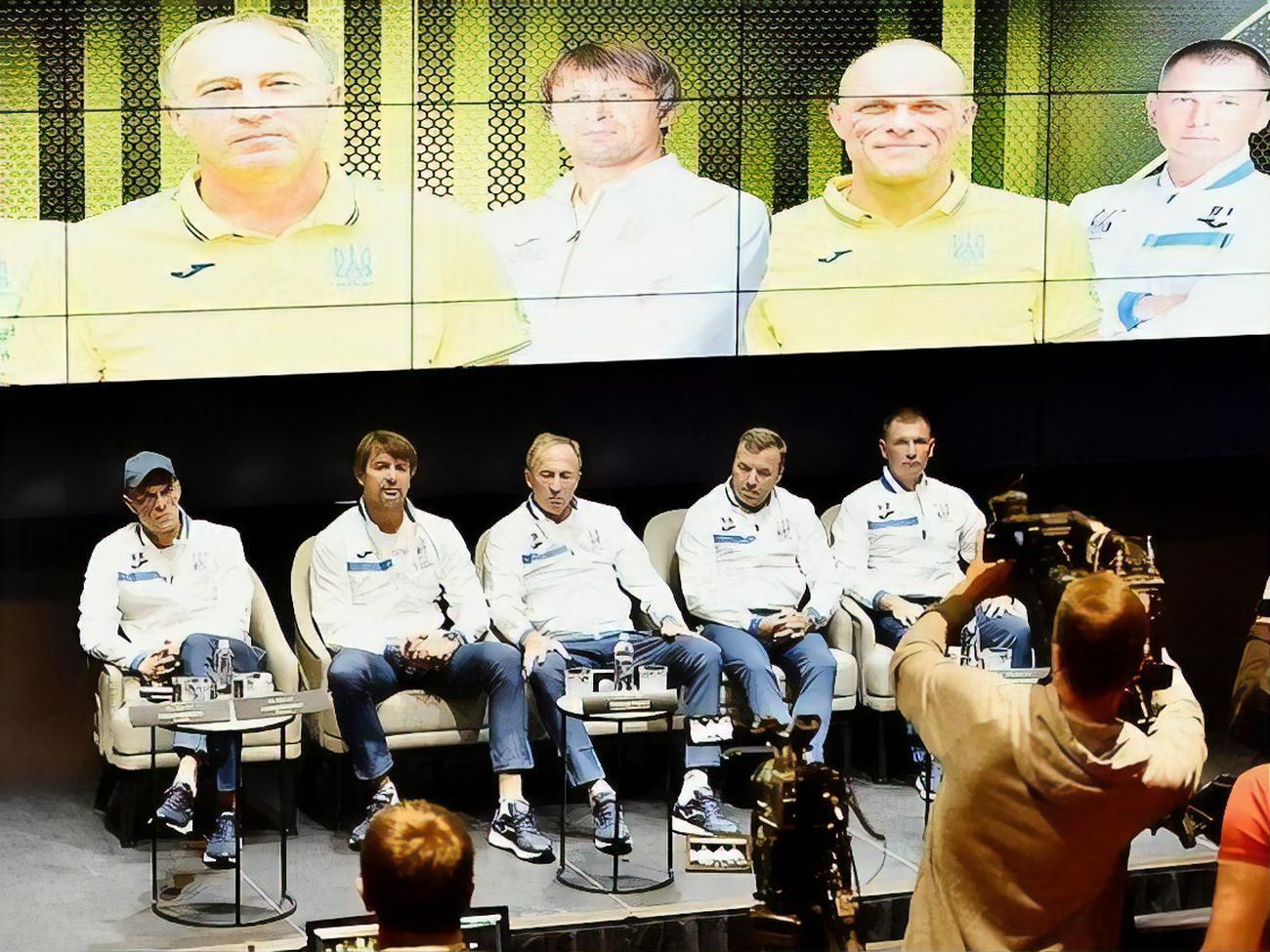 Тренерский штаб сборной Украины по футболу поставил задачу попасть на чемпионат мира в Катаре, отметил Петраков (по центру)