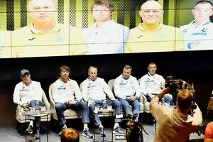 Тренерский штаб сборной Украины по футболу поставил задачу попасть на чемпионат мира в Катаре, отметил Петраков (по центру)