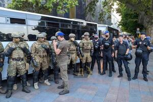 В ходе столкновений пострадали правоохранители