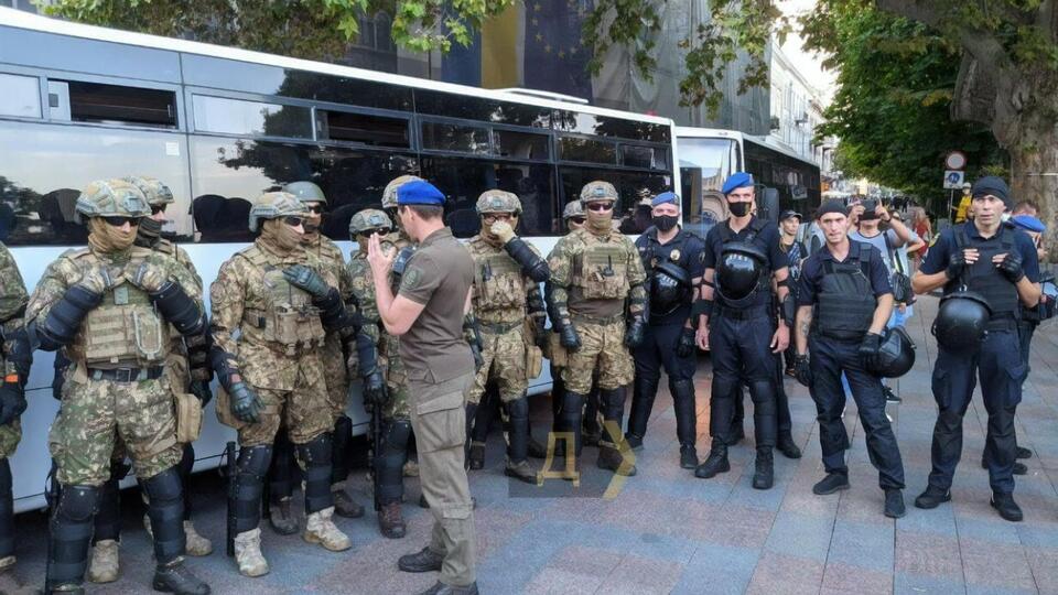 В ходе столкновений пострадали правоохранители