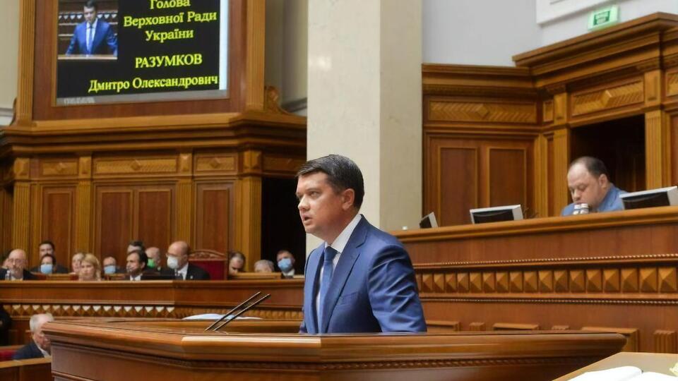 ЗМІ повідомляли, що в ОПУ вирішили поки "не форсувати" заміну Разумкова (на трибуні) Стефанчуком (на задньому плані)