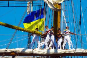 Всем украинским морякам продлили срок действия их документов