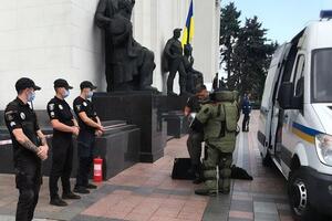 До навчань біля будівлі Ради було залучено вибухотехніків, спецпризначенців, співробітників поліції та Управління держохорони