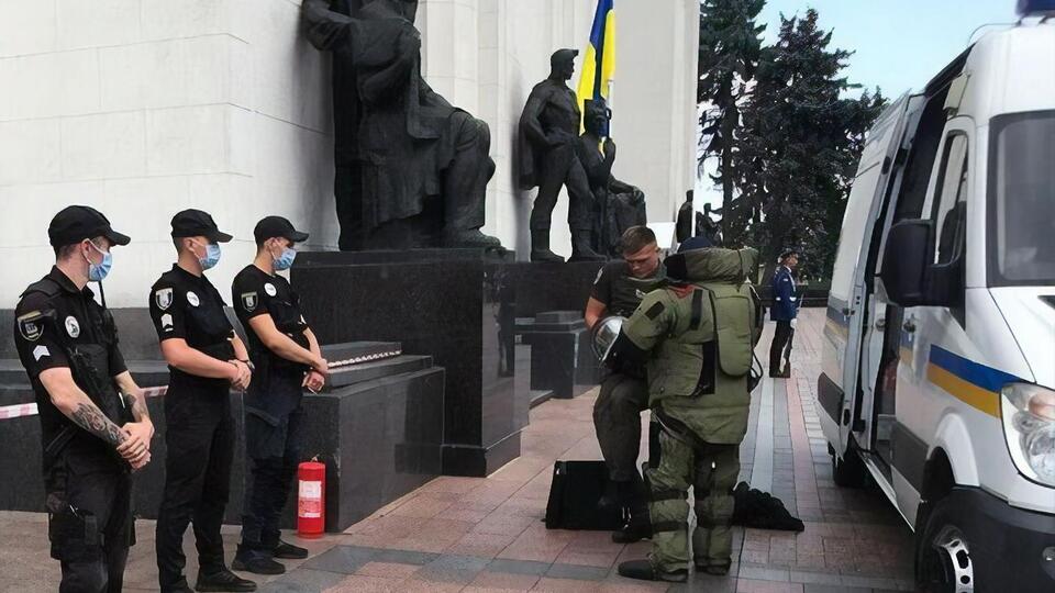 В учениях возле здания Рады были задействованы взрывотехники, спецназовцы, сотрудники полиции и Управления госохраны
