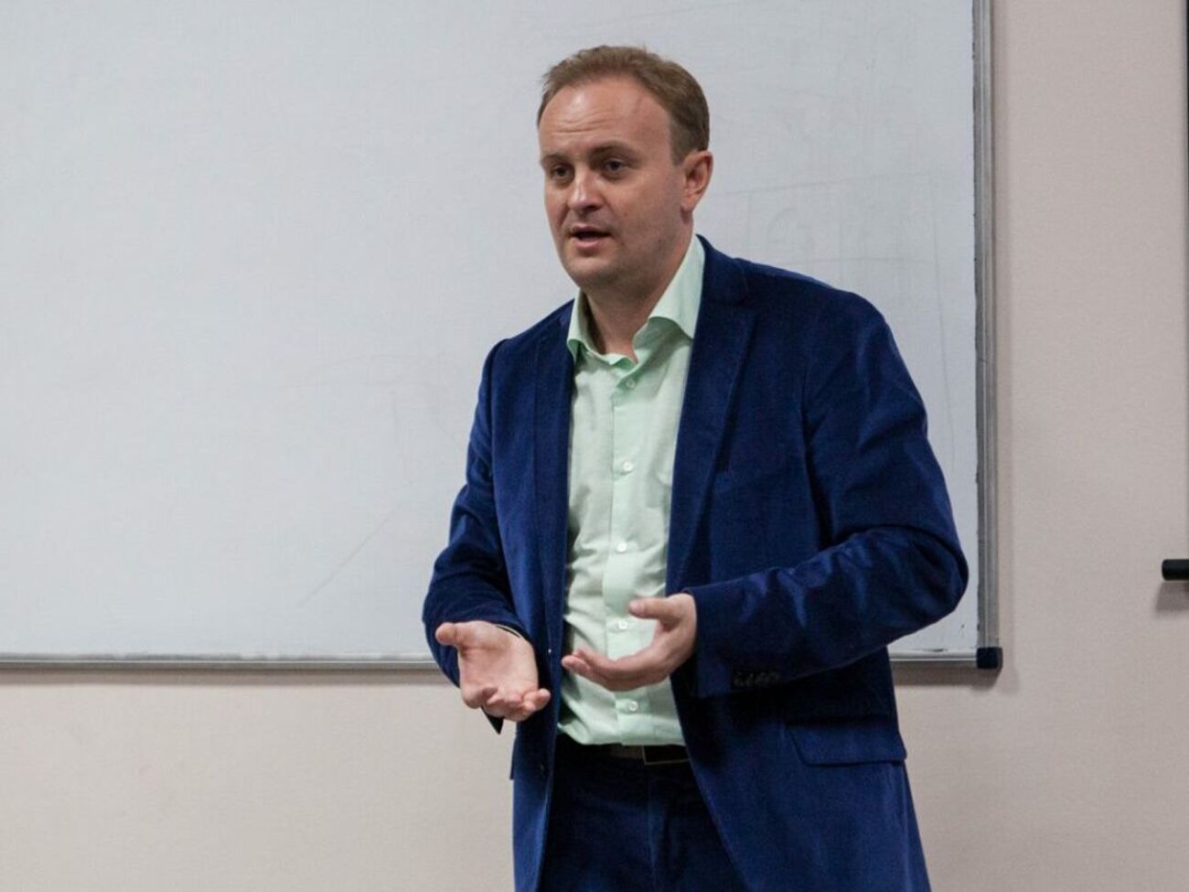 Россия просрочила поставки "Спутника V" в ряд стран. Но в РФ не могли мешать Путину дуть щеки и тихо саботировали заведомо пустое бахвальство