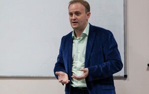 Россия просрочила поставки "Спутника V" в ряд стран. Но в РФ не могли мешать Путину дуть щеки и тихо саботировали заведомо пустое бахвальство