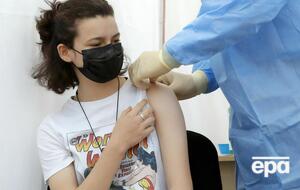 Для получения прививки против коронавируса родители детей 12–15 лет или сами дети в возрасте 16–17 лет должны обратиться к педиатру или семейному врачу