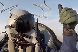 Президент Туркменистана совершил полет на учебно-тренировочном реактивном штурмовике