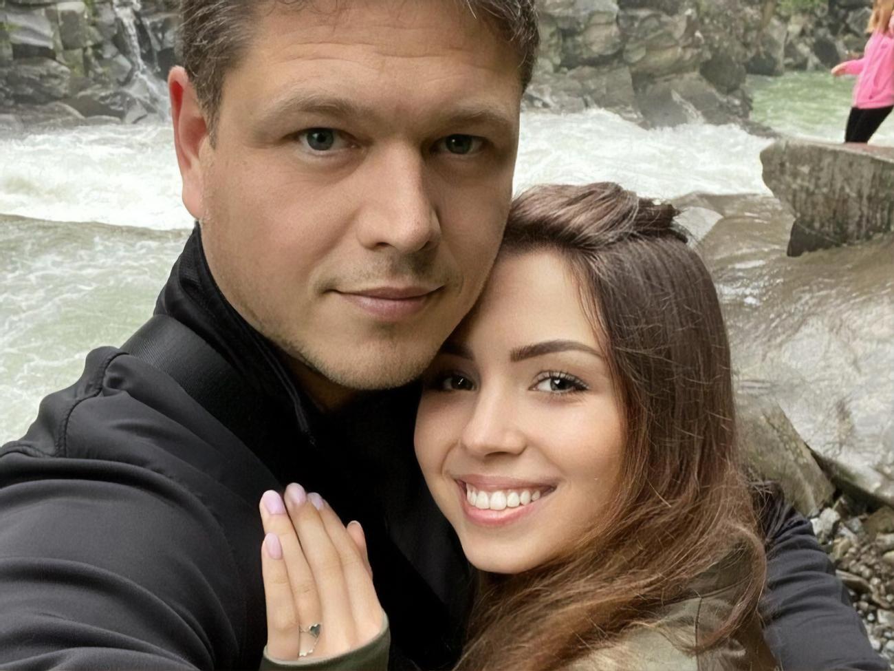 Соколюк и Зинченко познакомилась зимой 2020 года, когда в первые дни после объявления пандемии&nbsp;чиновник помогал девушке добраться из Китая домой, в Украину