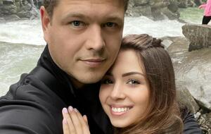 Соколюк і Зінченко познайомилася взимку 2020 року, коли в перші дні після оголошення пандемії посадовець допомагав дівчині дістатися з Китаю додому, в Україну