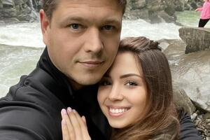 Соколюк и Зинченко познакомилась зимой 2020 года, когда в первые дни после объявления пандемии чиновник помогал девушке добраться из Китая домой, в Украину