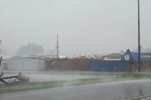 Ураган Ида срывал крыши со зданий Луизианы