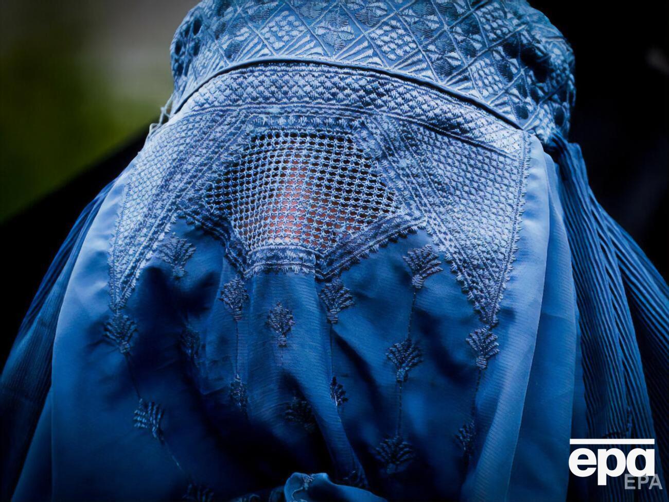 Таліби обіцяли, що жінки зможуть працювати, якщо будуть "жити за законами шаріату"