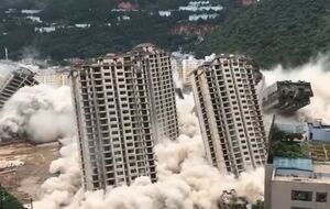 Одна из многоэтажек комплекса устояла после взрыва