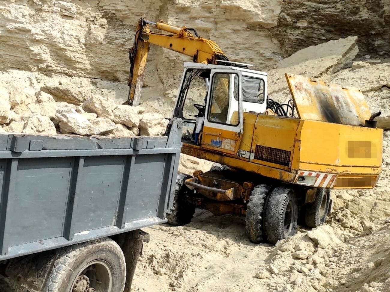 По данным СБУ, подозреваемые сняли почвенный покров парковой зоны на площади почти 8 га