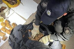 Вилучені боєприпаси та зброю передали на експертизу