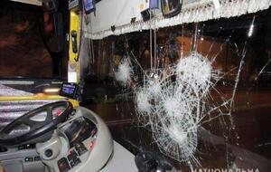 В троллейбусе разбили стекло и сломали стеклоочиститель