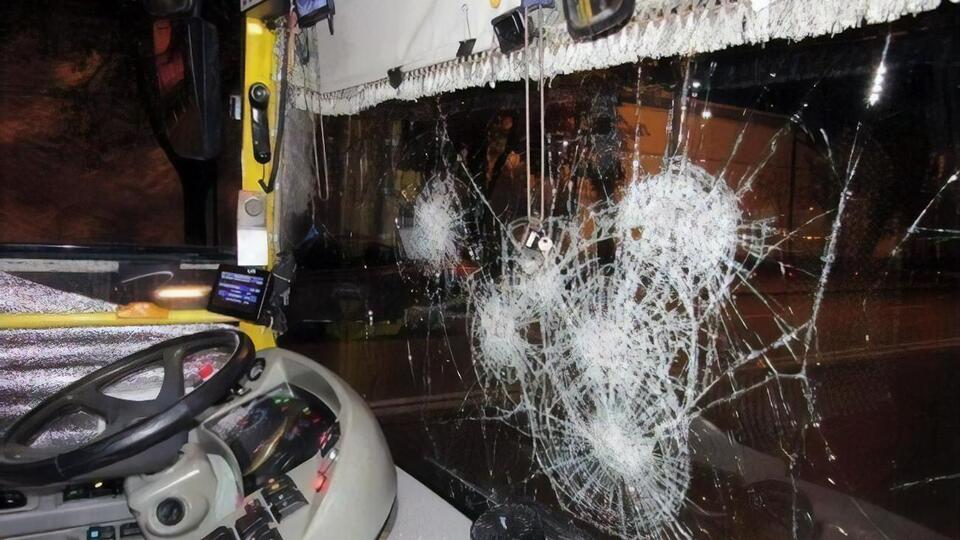 В троллейбусе разбили стекло и сломали стеклоочиститель
