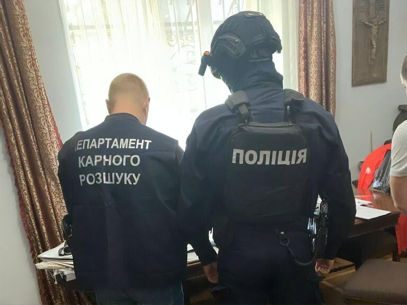 Поліцейські одночасно провели 12 обшуків