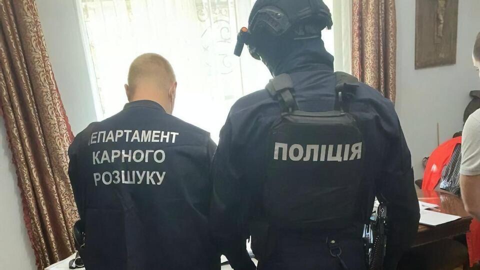 Поліцейські одночасно провели 12 обшуків