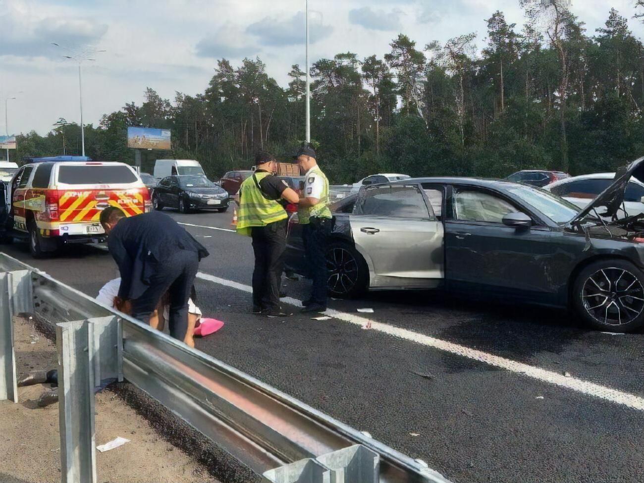 За даними ЗМІ, у ДТП за участю Трухіна (на фото людина, схожа на нього, стоїть ліворуч) постраждало шестеро осіб
