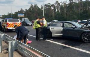 За даними ЗМІ, у ДТП за участю Трухіна (на фото людина, схожа на нього, стоїть ліворуч) постраждало шестеро осіб