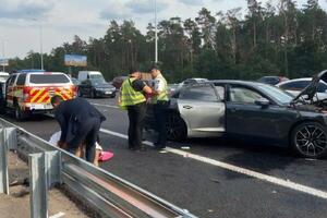 За даними ЗМІ, у ДТП за участю Трухіна (на фото людина, схожа на нього, стоїть ліворуч) постраждало шестеро осіб