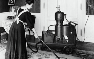 Один из первых пылесосов начала ХХ века