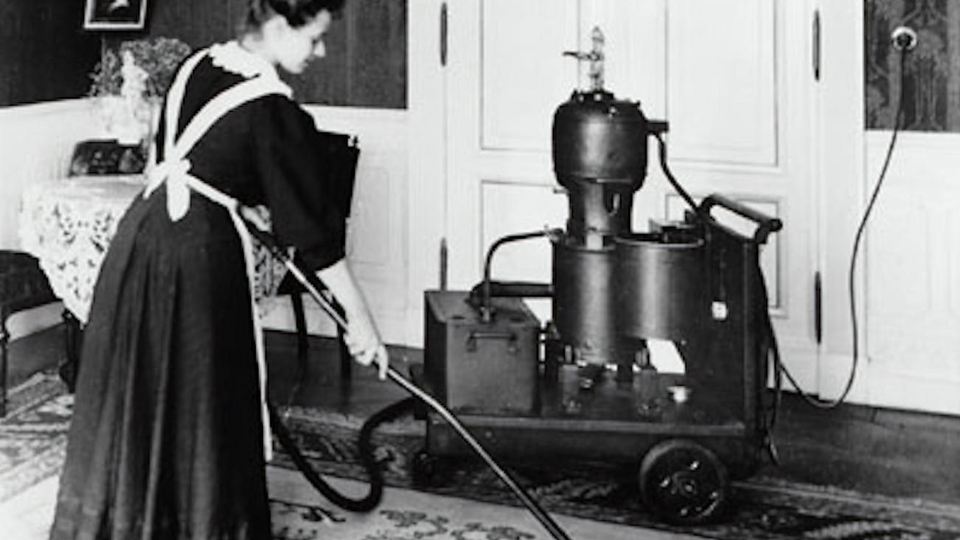 Один із перших пилососів початку ХХ століття