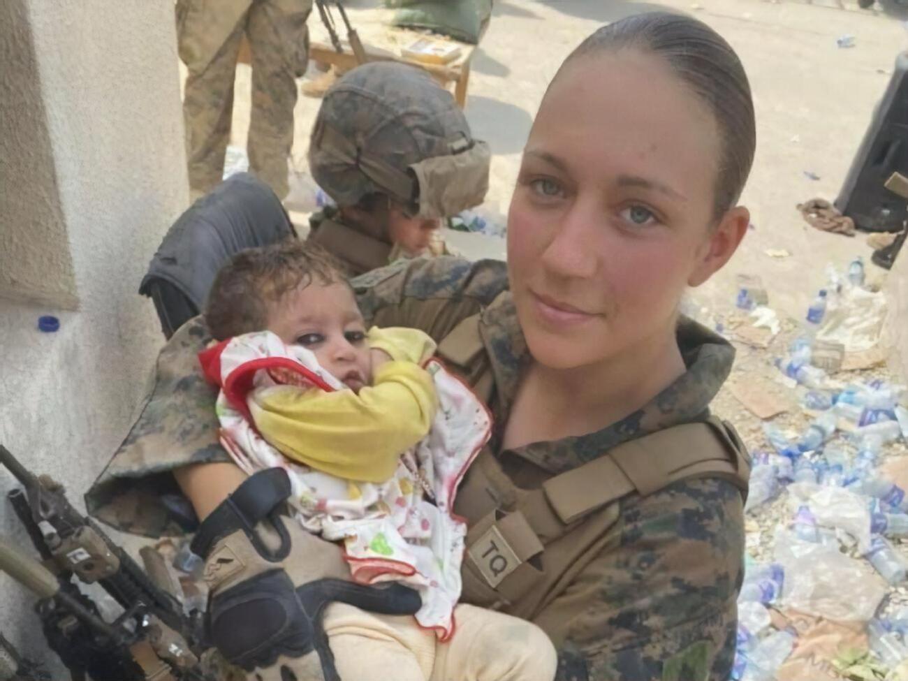 Ги помогала женщинам в кабульском аэропорту во время эвакуации