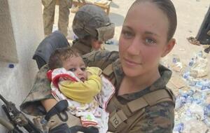 Ги помогала женщинам в кабульском аэропорту во время эвакуации