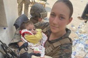 Ги помогала женщинам в кабульском аэропорту во время эвакуации