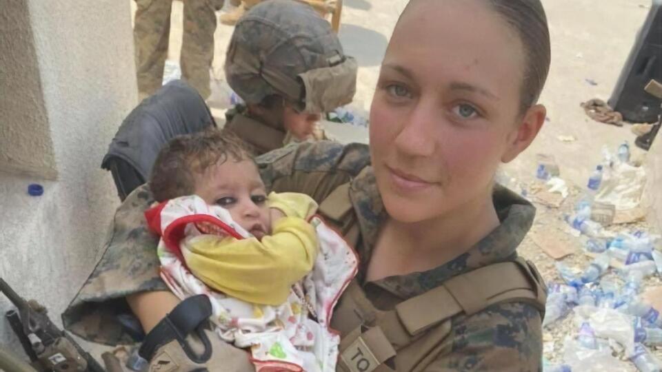 Ги помогала женщинам в кабульском аэропорту во время эвакуации