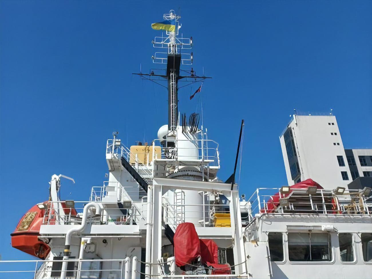 Над ледоколом подняли украинский флаг и вымпел НАНЦ