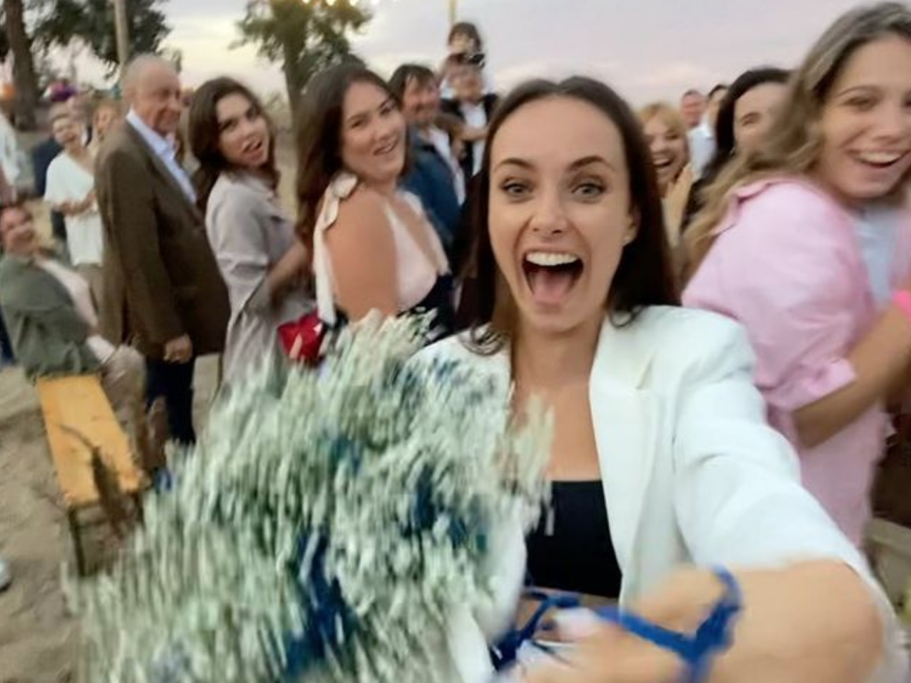 Ксенія Мішина тієї миті, коли зловила букет нареченої. Судячи з усього, знімав її Олександр Еллерт