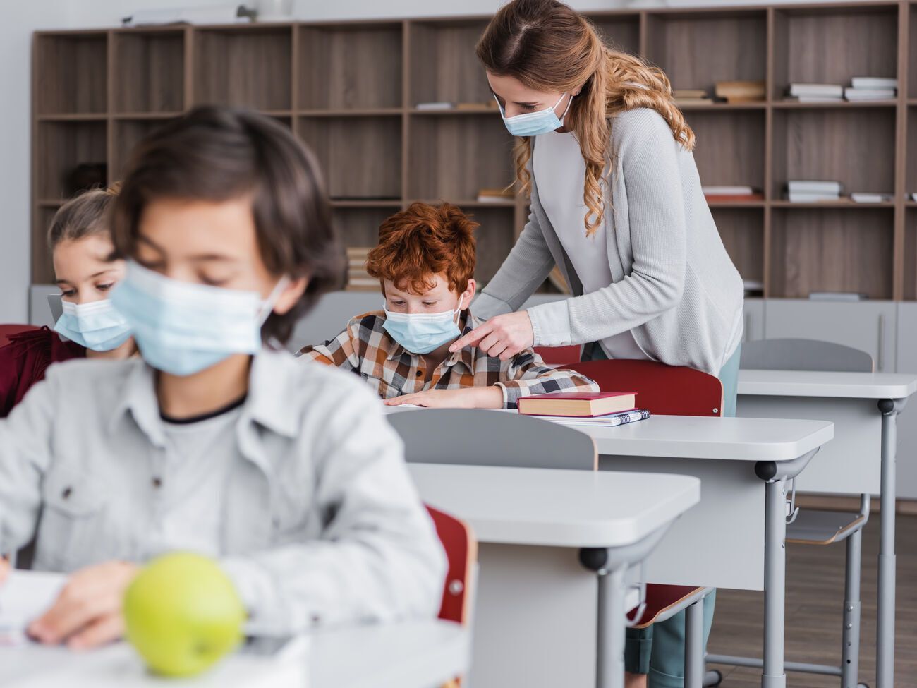 При выходе из "зеленой" зоны очно смогут работать лишь те учебные заведения, где привиты 80% и больше сотрудников