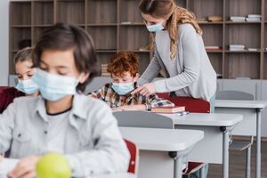 При выходе из "зеленой" зоны очно смогут работать лишь те учебные заведения, где привиты 80% и больше сотрудников