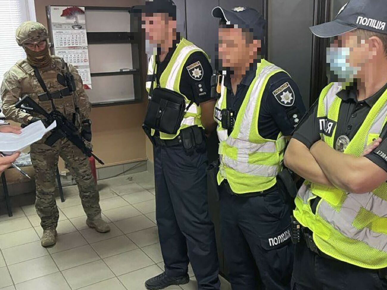 Трое сотрудников полиции и местный предприниматель требовали от водителей перегруженных фур 500 грн, отметили в СБУ