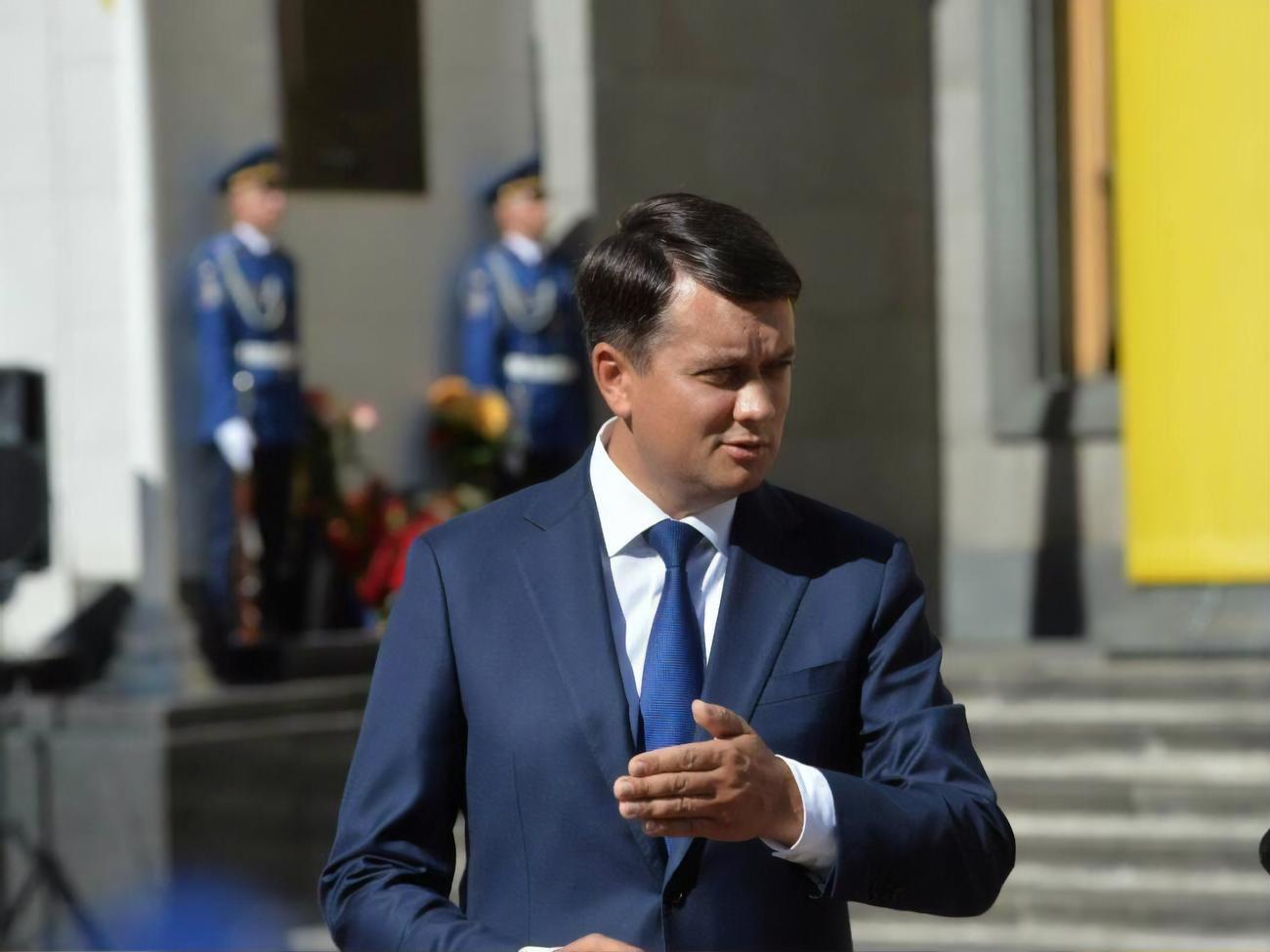 Разумков: Я уверен, в отличие от господина Данилова, что президент как гарант Конституции не подписал бы законы, где есть коррупционная составляющая. Ну 100%. Надеюсь, тут он со мной спорить не будет