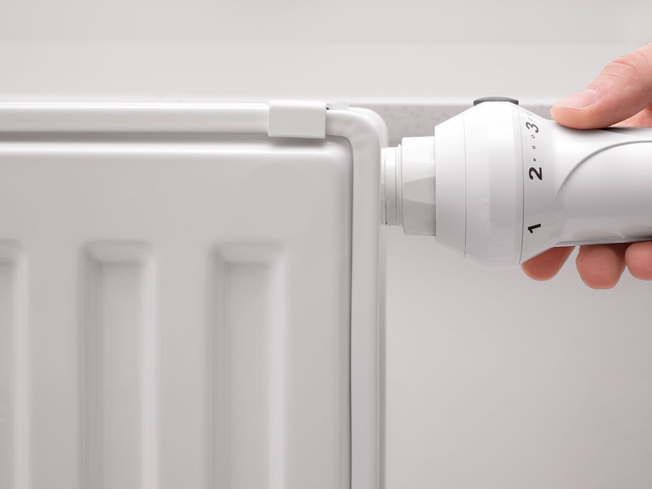 Возможно, есть смысл вернуть НКРЭКУ регулирование инвестиционных программ теплокоммунэнерго, пишет "Укринформ"