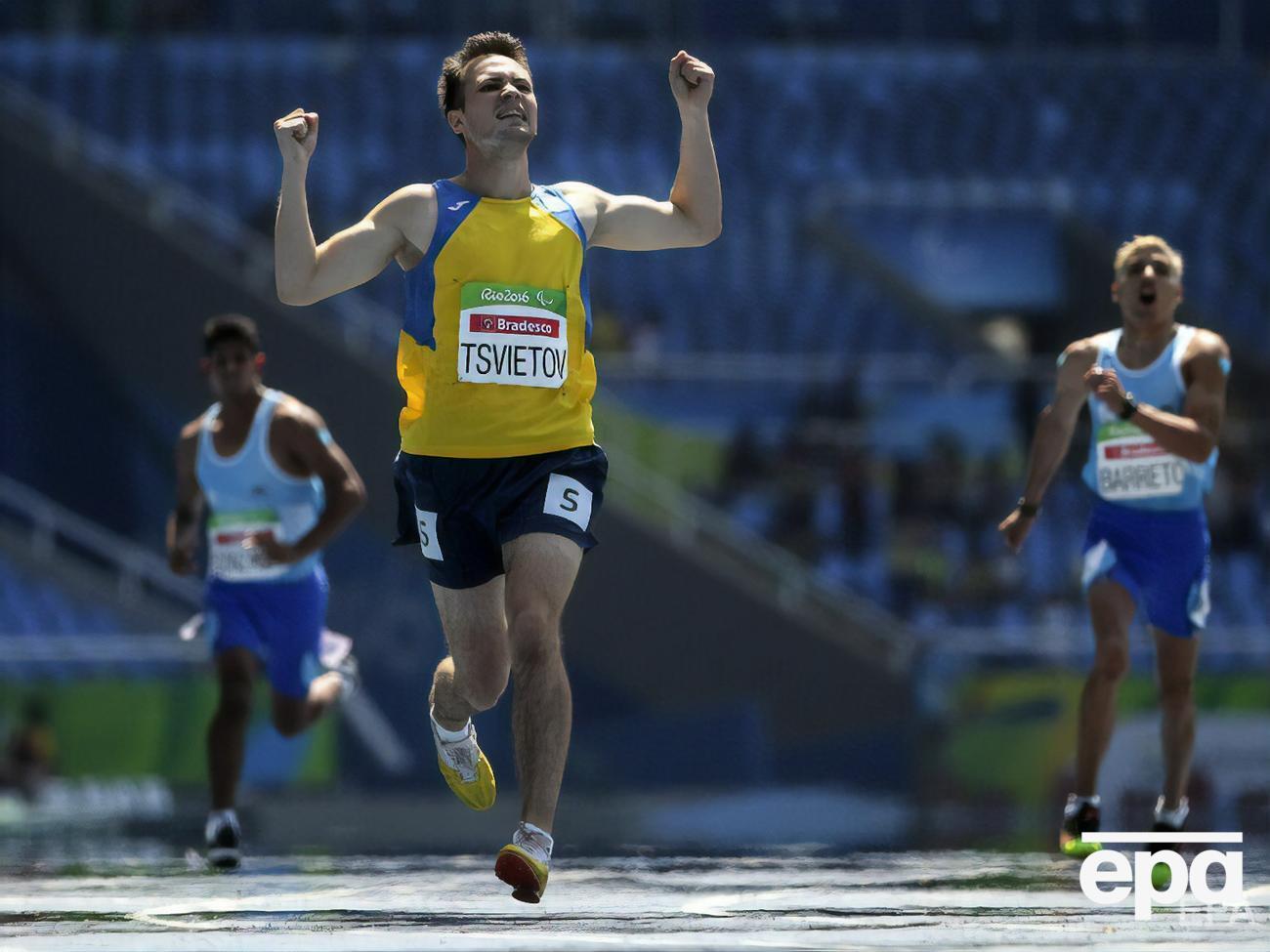 Цветов (на фото) стал серебряным призером Паралимпиады 2020 года в Токио и не стал фотографироваться с двумя другими призерами &ndash; представителями Паралимпийского комитета России