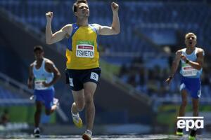 Цветов (на фото) стал серебряным призером Паралимпиады 2020 года в Токио и не стал фотографироваться с двумя другими призерами – представителями Паралимпийского комитета России