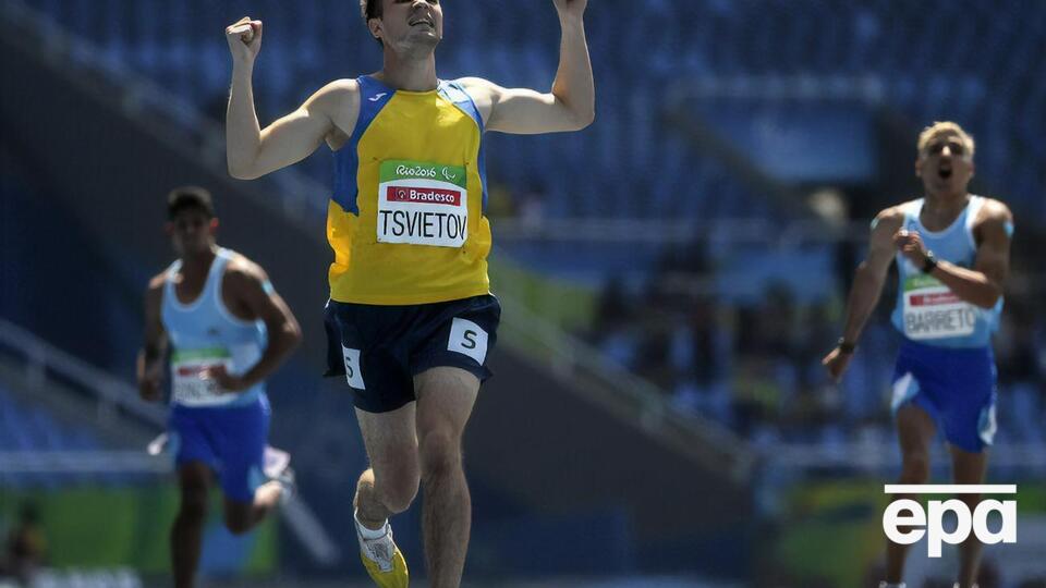 Цветов (на фото) стал серебряным призером Паралимпиады 2020 года в Токио и не стал фотографироваться с двумя другими призерами – представителями Паралимпийского комитета России