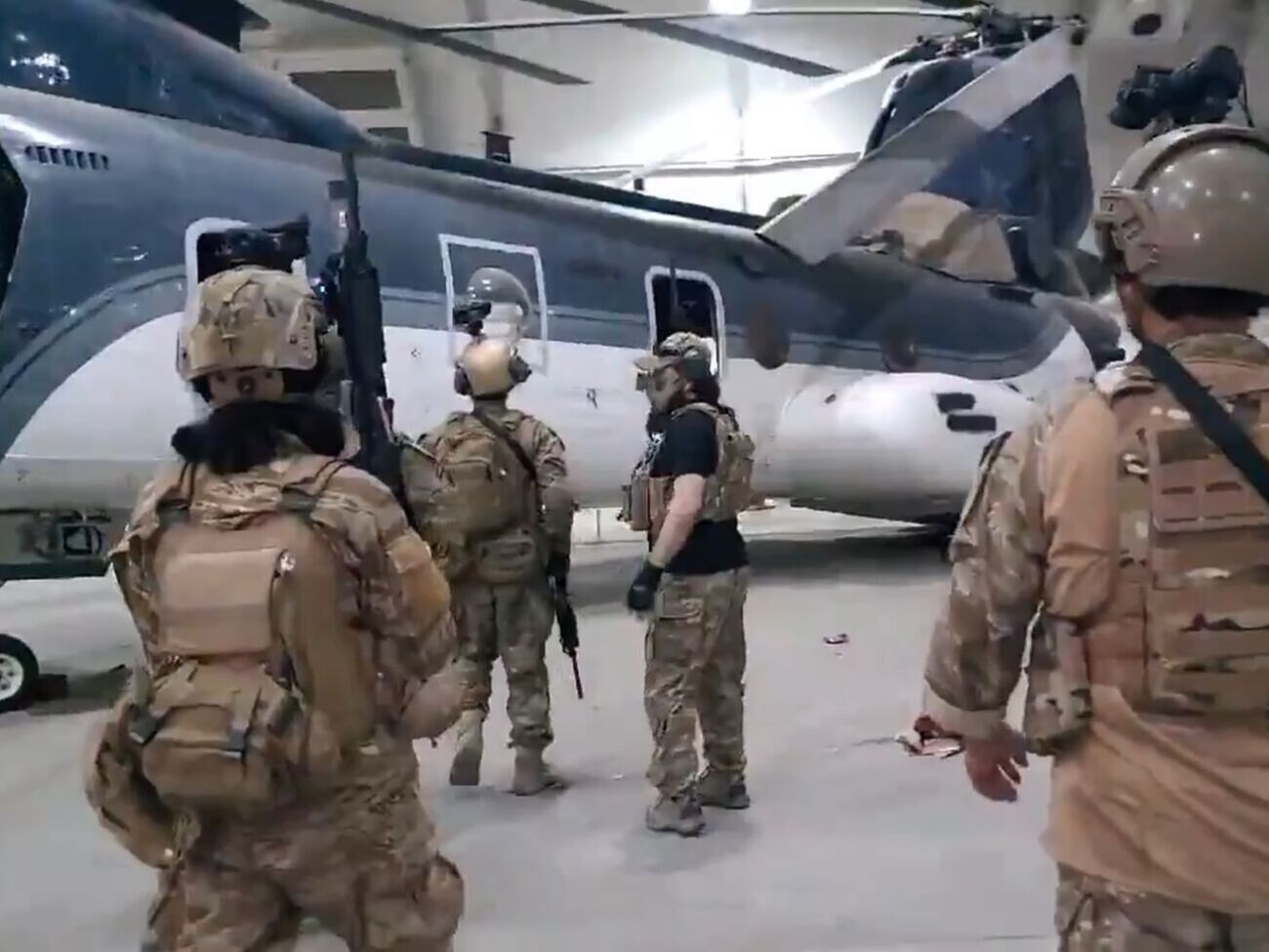 Таліби оглянули техніку, яка залишилася від американських військових в аеропорту Кабула