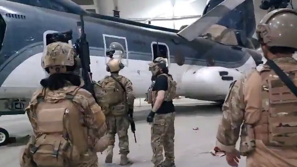 Таліби оглянули техніку, яка залишилася від американських військових в аеропорту Кабула
