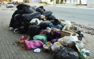 Проблема с вывозом мусора наблюдается в большинстве городов Крыма, заявил Аксенов (на снимке – мусор на улице Льва Толстого, Симферополь, 2020 год)